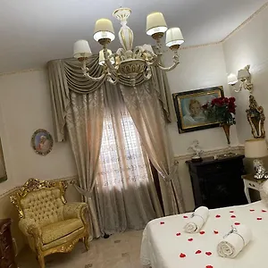 regina-suite.lecce-hotels.com/