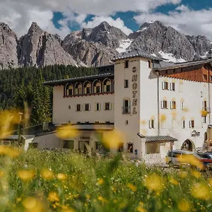 Passo Tre Croci Cortina 호텔
